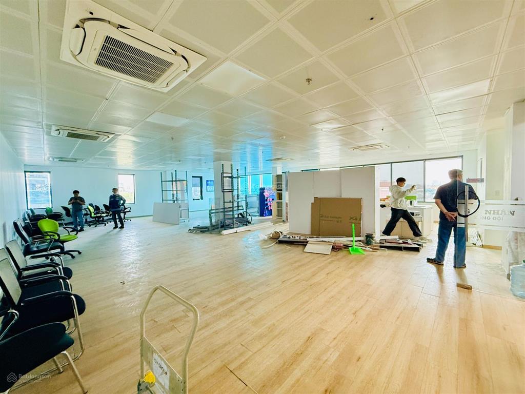 Cho thuê văn phòng sẵn nội thất mới 200m2 đường nguyễn văn hưởng, thảo điền, quận 2