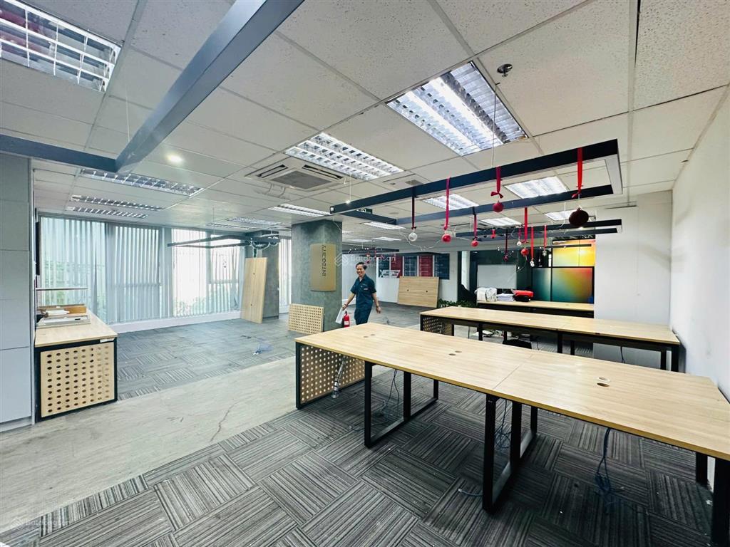 Cho thuê văn phòng 778 m2, cho thuê văn phòng đường bến vân đồn, quận 4 sẵn nội thất giá 270 triệu