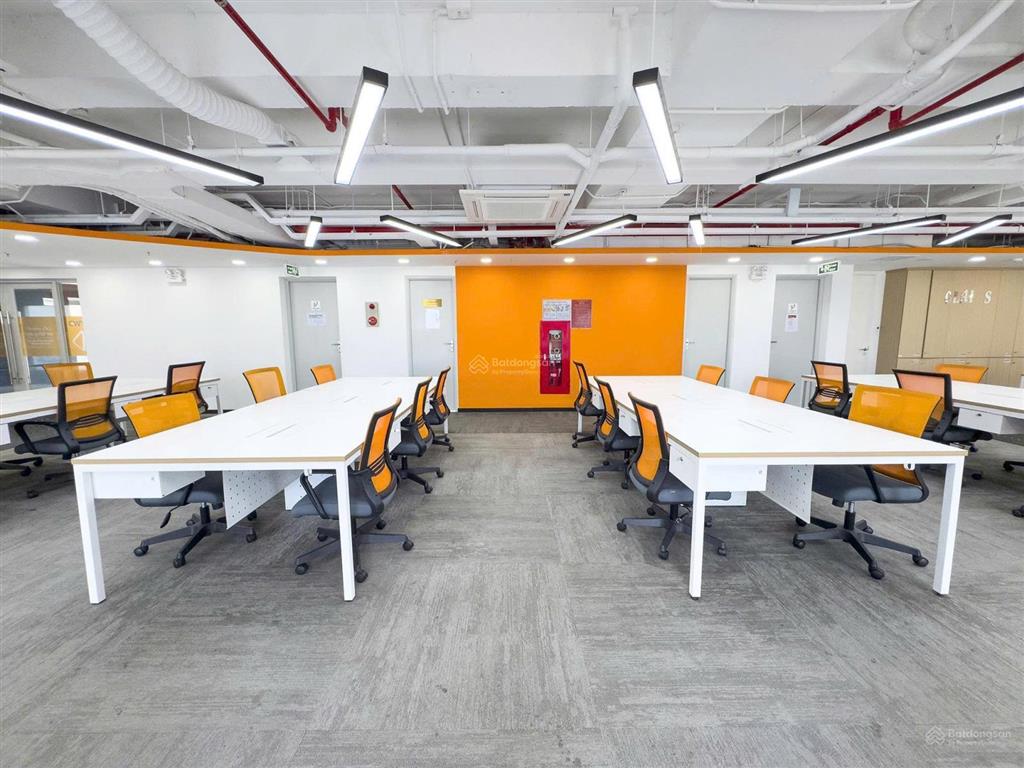 Cho thuê văn phòng 451 m2, có sẵn nội thất bàn ghế tại bình thạnh