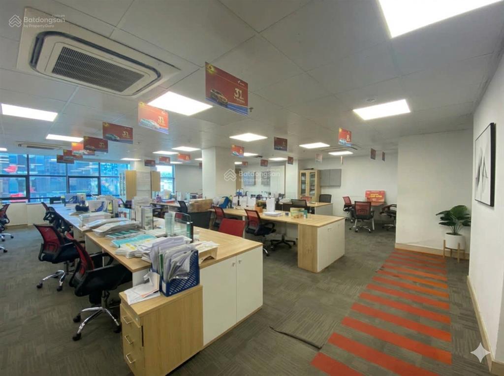 Cho thuê văn phòng 250 m2, có sẵn nội thất bàn ghế tại bình thạnh