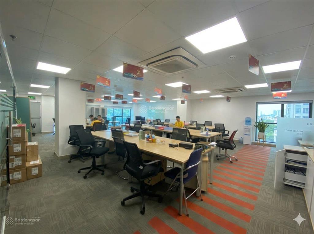 Cho thuê văn phòng 250 m2, có sẵn nội thất bàn ghế tại bình thạnh