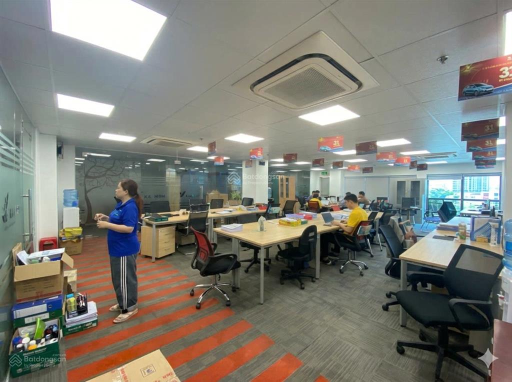 Cho thuê văn phòng 250 m2, có sẵn nội thất bàn ghế tại bình thạnh