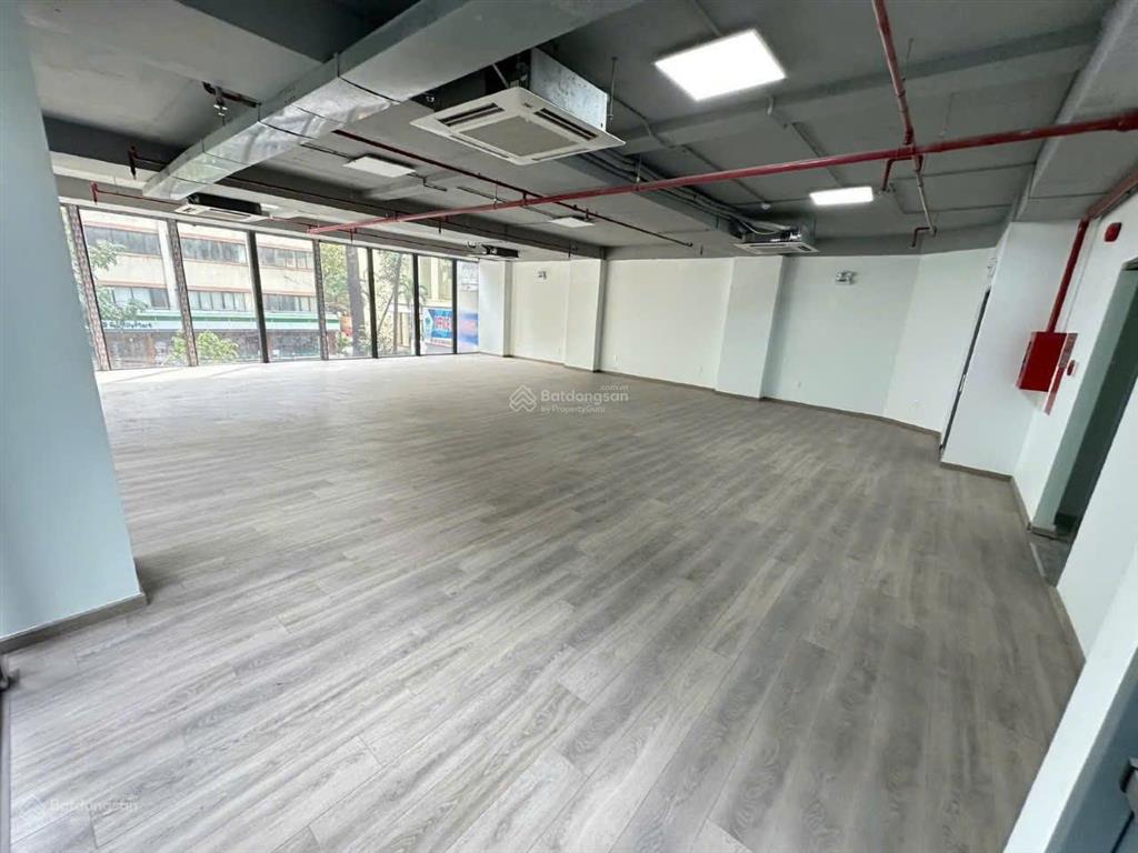 Cho thuê văn phòng 140 m2, tòa nhà mới xây tại quận 1