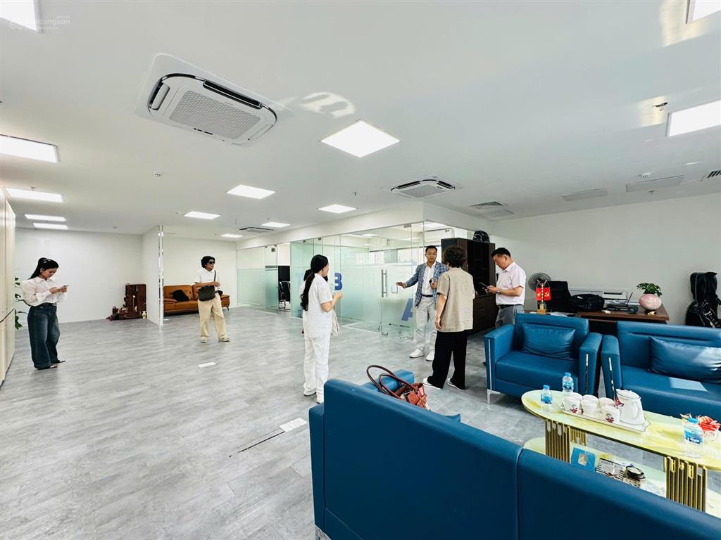 Cho thuê văn phòng 133.5 m2, có sẵn fitout tại quận 2