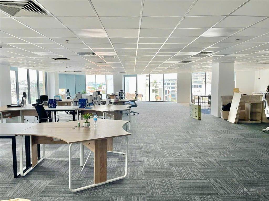 Cho thuê văn phòng 200 m2 tại tân bình