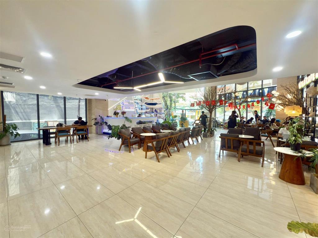 Cho thuê văn phòng 200 m2 tại tân bình