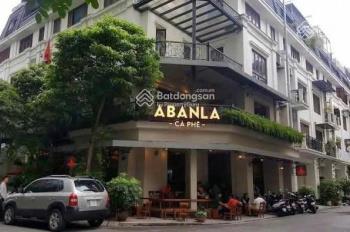 Cho thuê lô góc mặt phố đỗ quang, diện tích 300m2, 4 tầng chính chủ giá tốt
