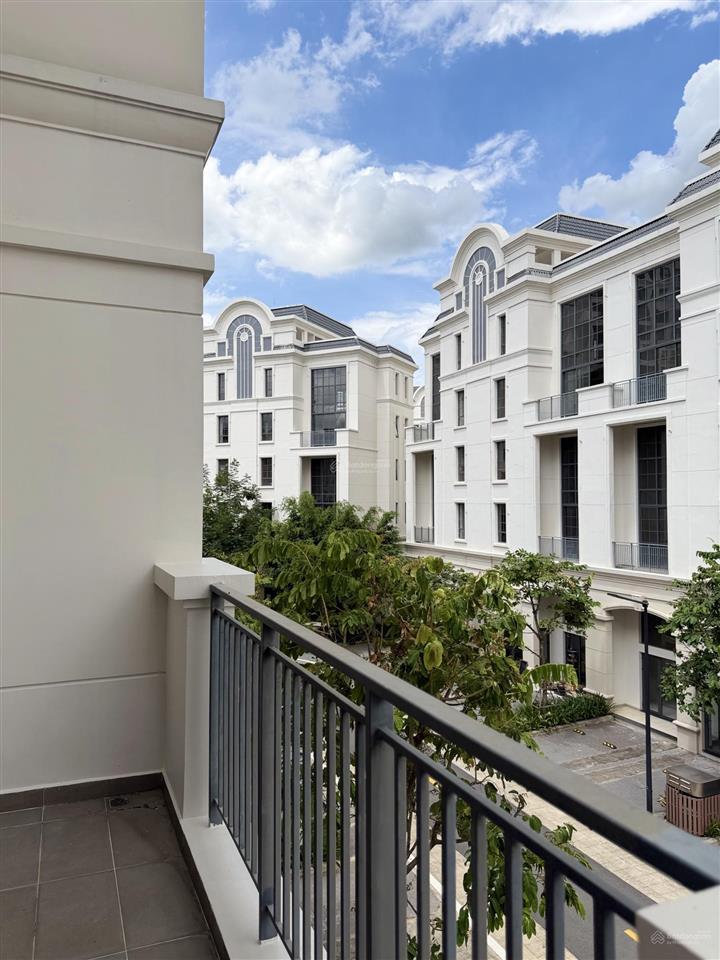 Sky villa view hồ bơi zone 6 swanbay