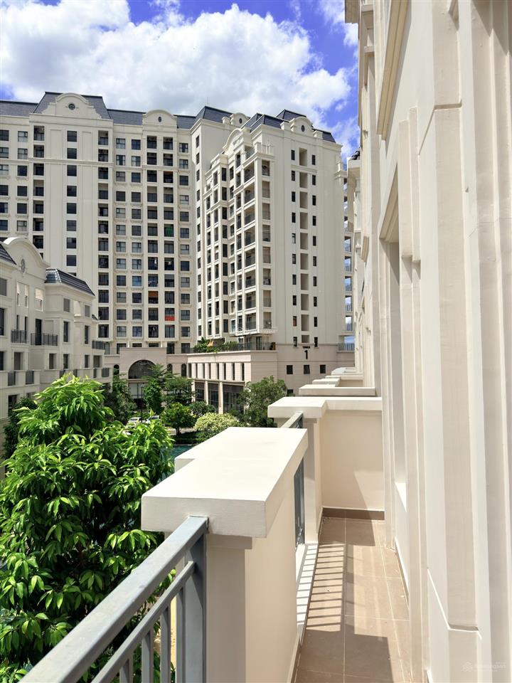 Sky villa view hồ bơi zone 6 swanbay
