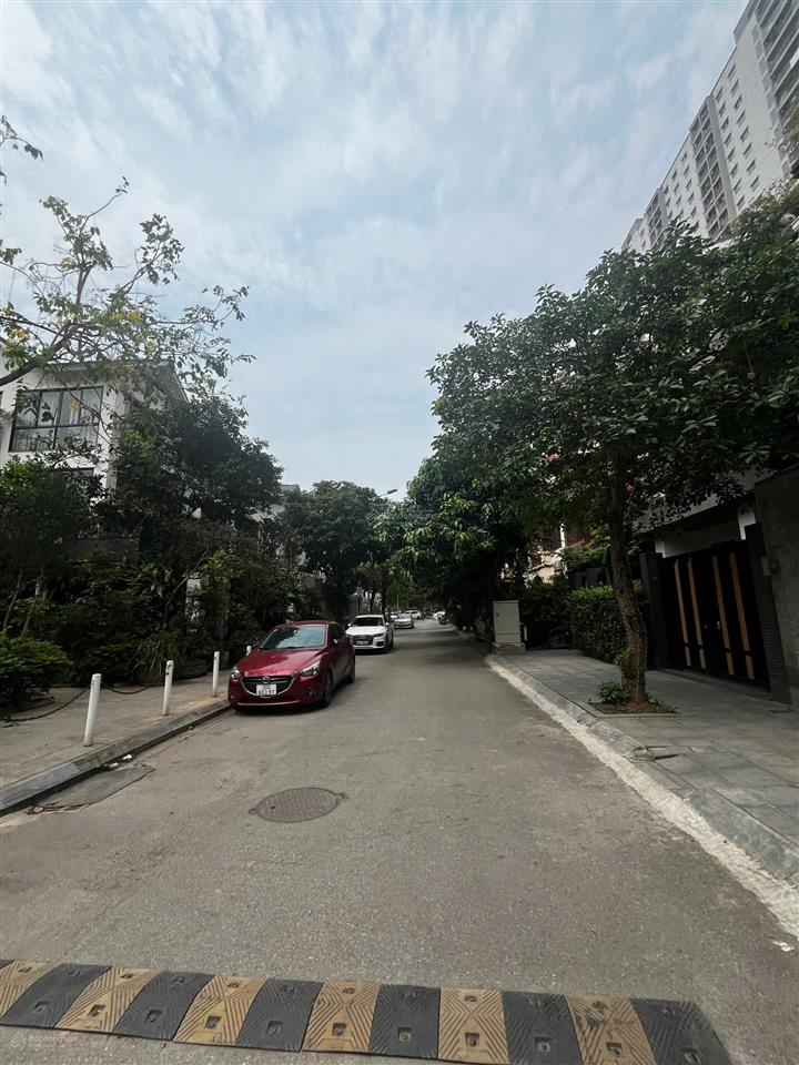 Bán bt song lập đối diện vườn hoa khu nhà ở bộ công an  145 m2  mt 9m  3 tầng  hướng đn  68 tỷ