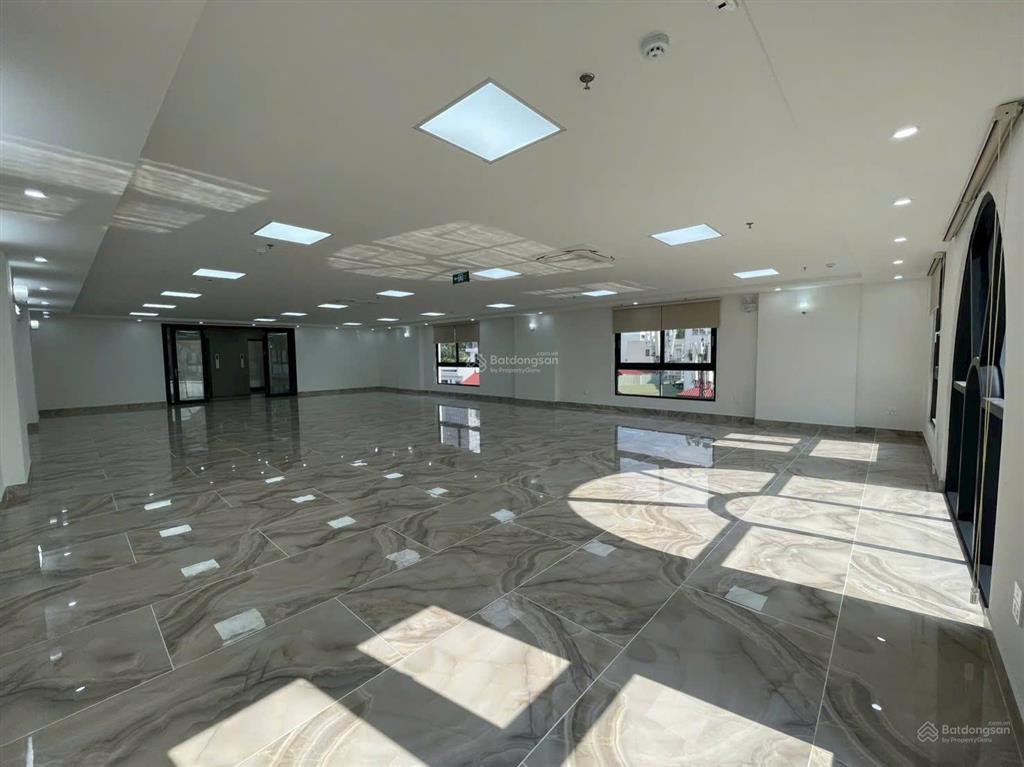 Cho thuê tòa vp mặt phố hàng chuối | dt 230m2. mt 11m x 9 tầng | vị trí lô góc. giá thuê 400tr/th