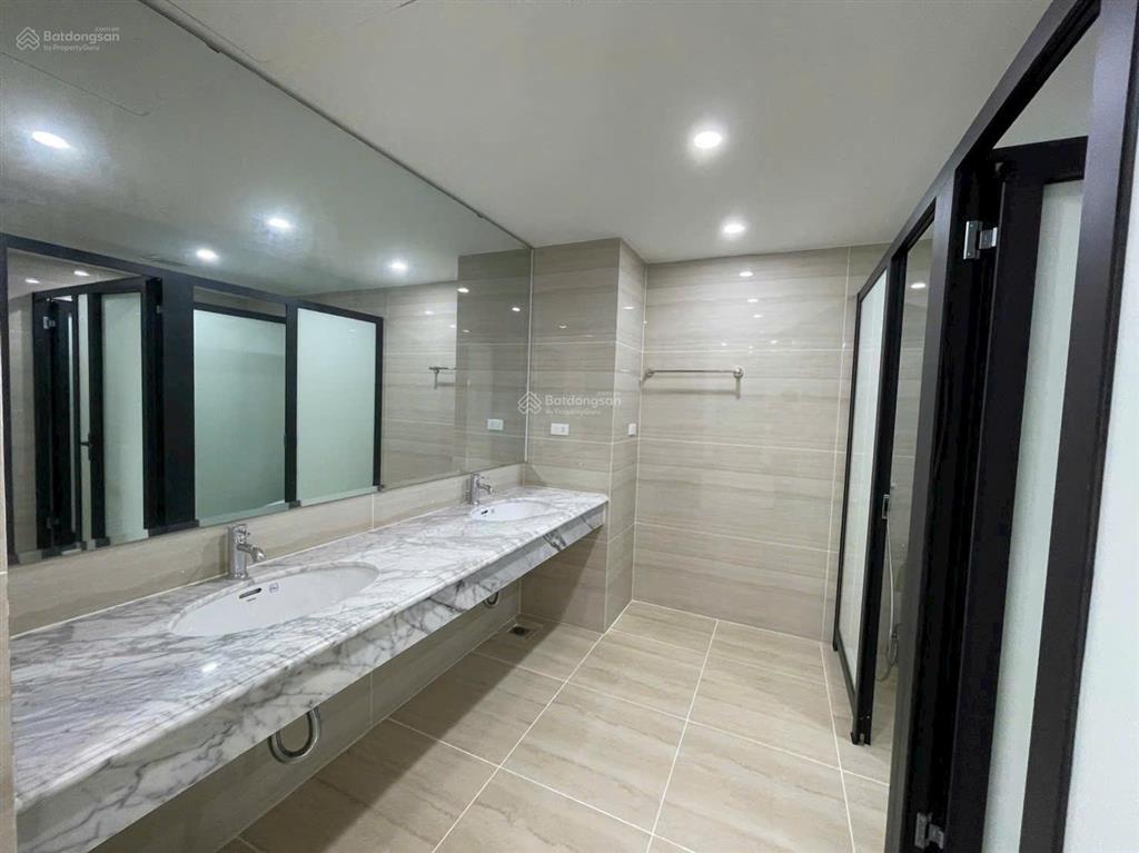 Cho thuê tòa vp mặt phố hàng chuối | dt 230m2. mt 11m x 9 tầng | vị trí lô góc. giá thuê 400tr/th