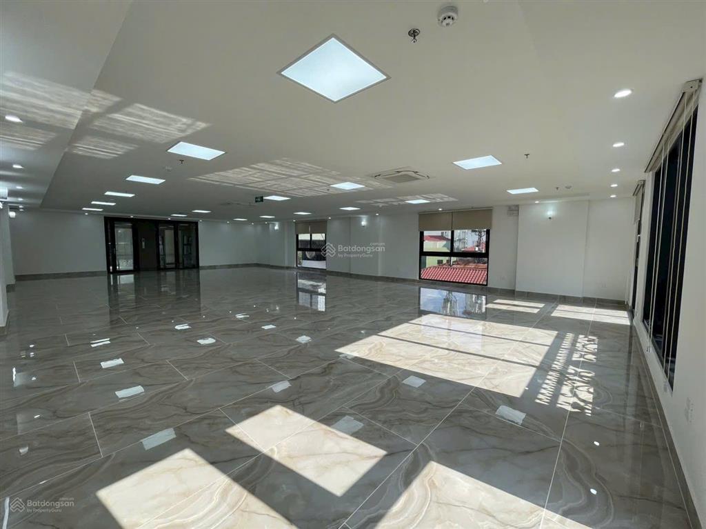 Cho thuê tòa vp mặt phố hàng chuối | dt 230m2. mt 11m x 9 tầng | vị trí lô góc. giá thuê 400tr/th