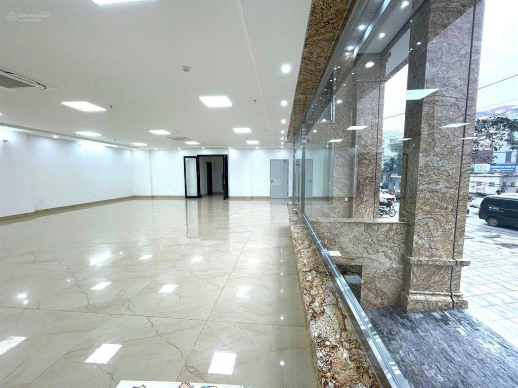 Cho thuê tòa vp 9 tầng mp lê trọng tấn, hà đông, lô góc 3 mặt thoáng dt 200m2, mt 16m. giá 250tr/th