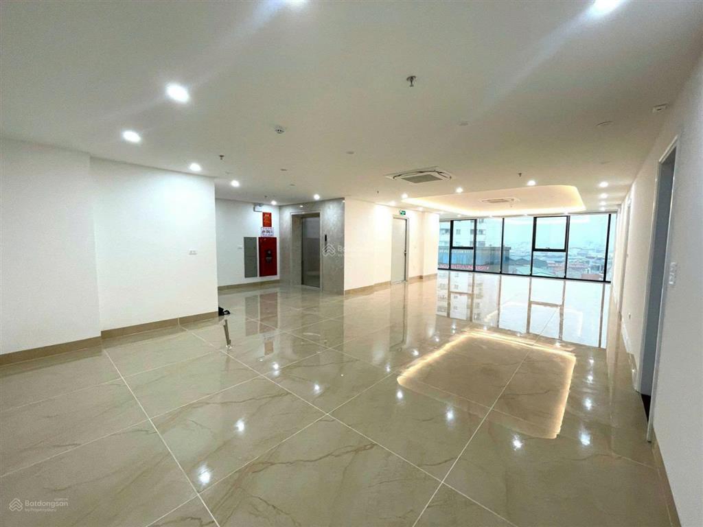 Cho thuê tòa vp 9 tầng mp lê trọng tấn, hà đông, lô góc 3 mặt thoáng dt 200m2, mt 16m. giá 250tr/th