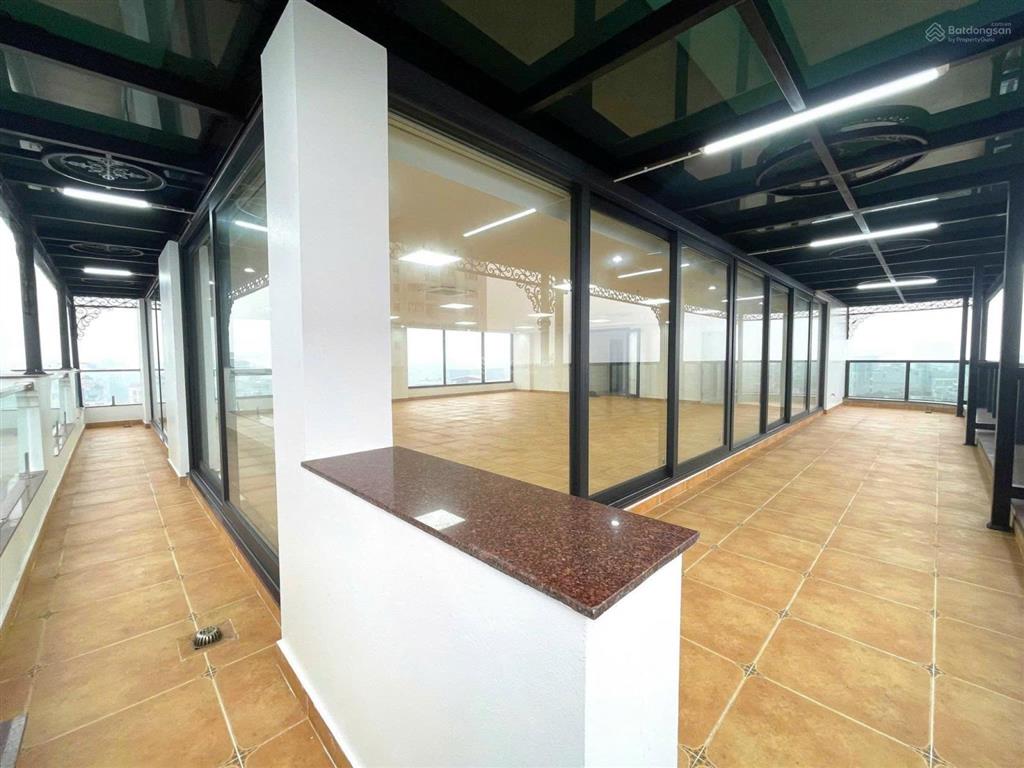 Cho thuê tòa vp 9 tầng mp lê trọng tấn, hà đông, lô góc 3 mặt thoáng dt 200m2, mt 16m. giá 250tr/th