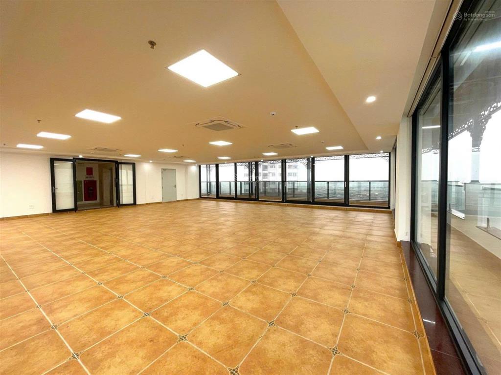 Cho thuê tòa vp 9 tầng mp lê trọng tấn, hà đông, lô góc 3 mặt thoáng dt 200m2, mt 16m. giá 250tr/th