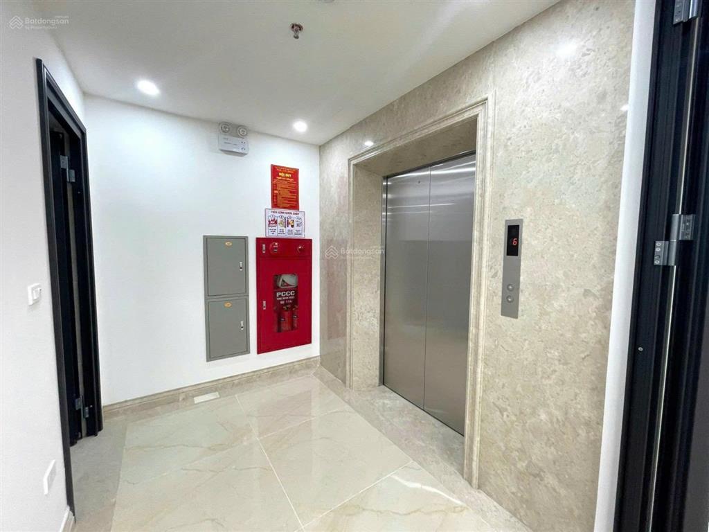 Cho thuê tòa vp 9 tầng mp lê trọng tấn, hà đông, lô góc 3 mặt thoáng dt 200m2, mt 16m. giá 250tr/th