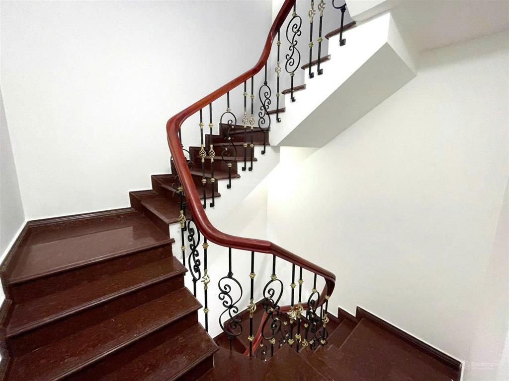 Cho thuê tòa vp 9 tầng mp lê trọng tấn, hà đông, lô góc 3 mặt thoáng dt 200m2, mt 16m. giá 250tr/th