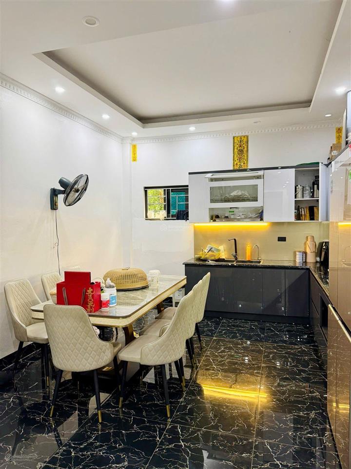 Bán nhà dân xây cạnh hồ trần duy hưng, trung kính 50m2 x 5 tầng, sổ vuông đẹp, chỉ 10.8 tỷ