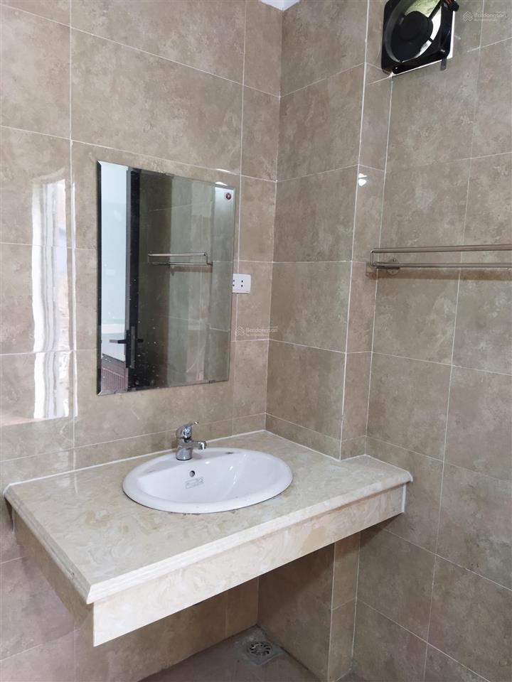 Cho thuê nhà cấp 4, hướng đông nam, mặt tiền 5m.