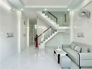 Nhà rộng gạch dán tới trần gần đường lớn 30 tháng 4