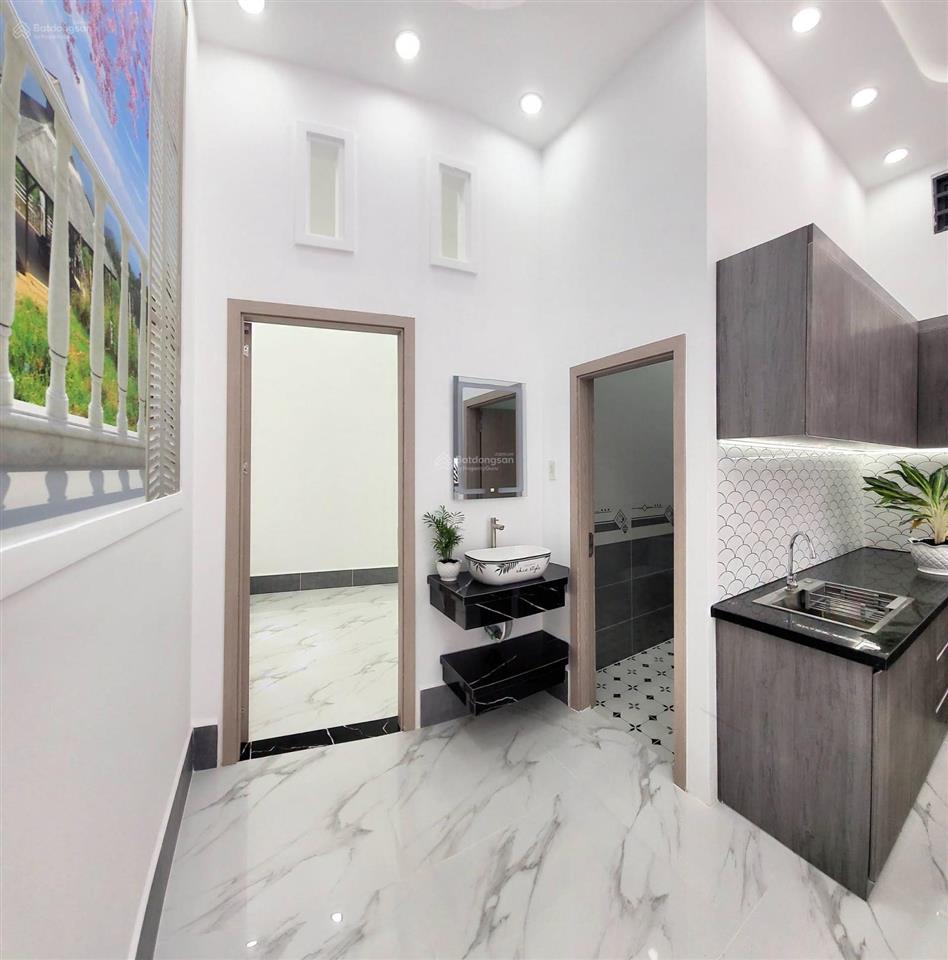 Bán căn nhà lầu gần chợ giá chưa tới 2 tỷ