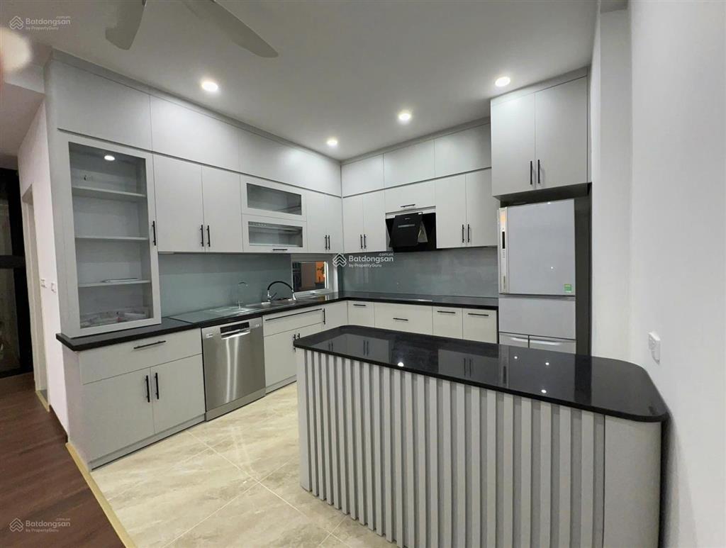 Cho thuê nhà hoàng quốc việt  phạm tuấn tài, 80m2 x 7t, thang máy  đường oto tránh, giá 40tr/t