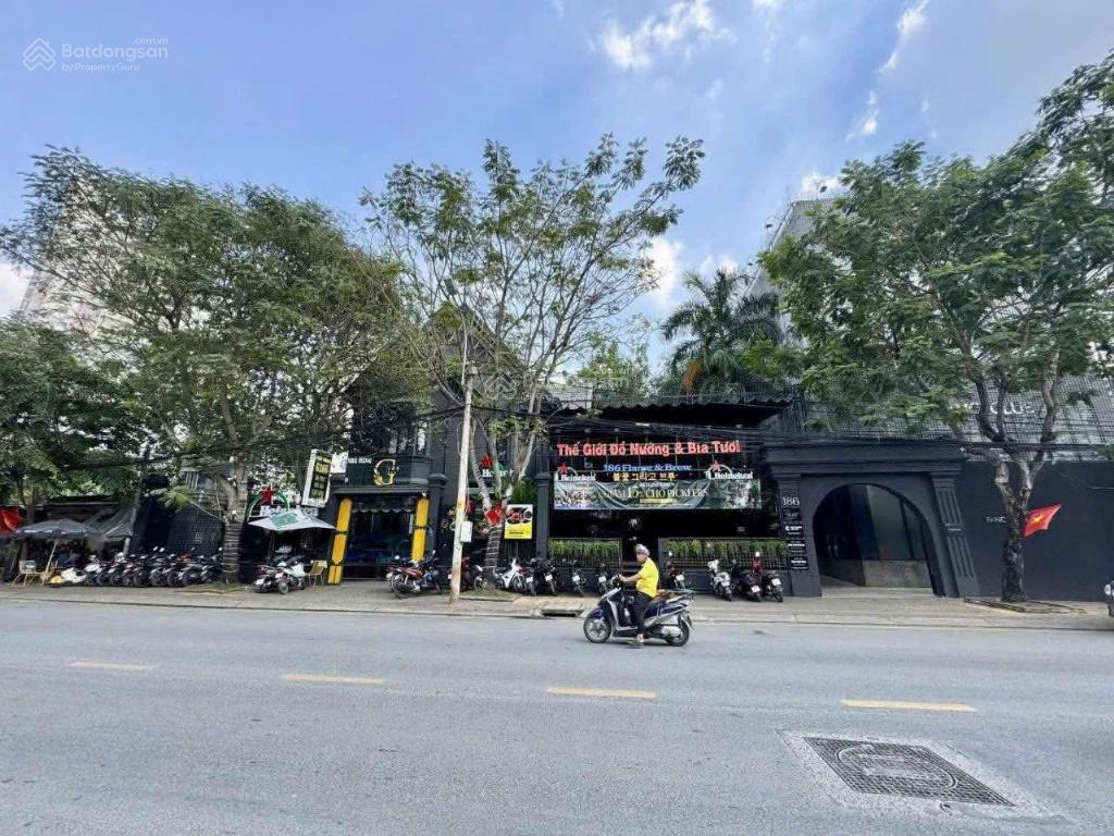 Dt 300m2  11x27m, mtkd ngay quốc hương, xây cao tầng khan hiếm tại phố tây