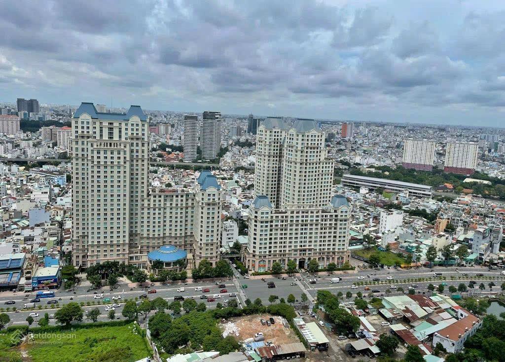 Dt 235m2  7.4x30m, vuông vắn, mt ngay phan đăng lưu, tiếp giáp q. 1, đơn giá tốt, xây cao tầng