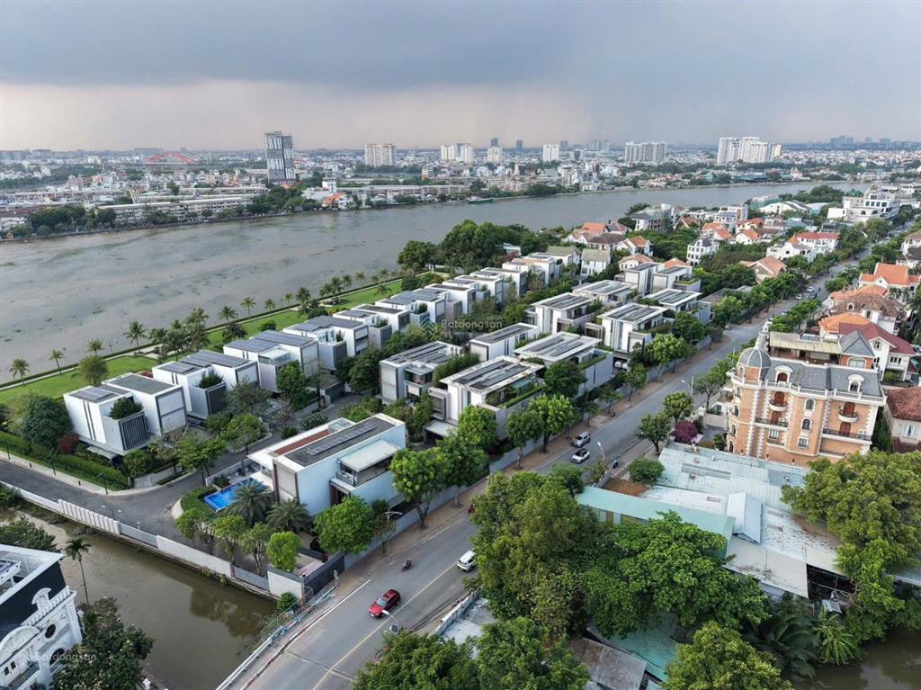 Dt 235m2  7.4x30m, vuông vắn, mt ngay phan đăng lưu, tiếp giáp q. 1, đơn giá tốt, xây cao tầng