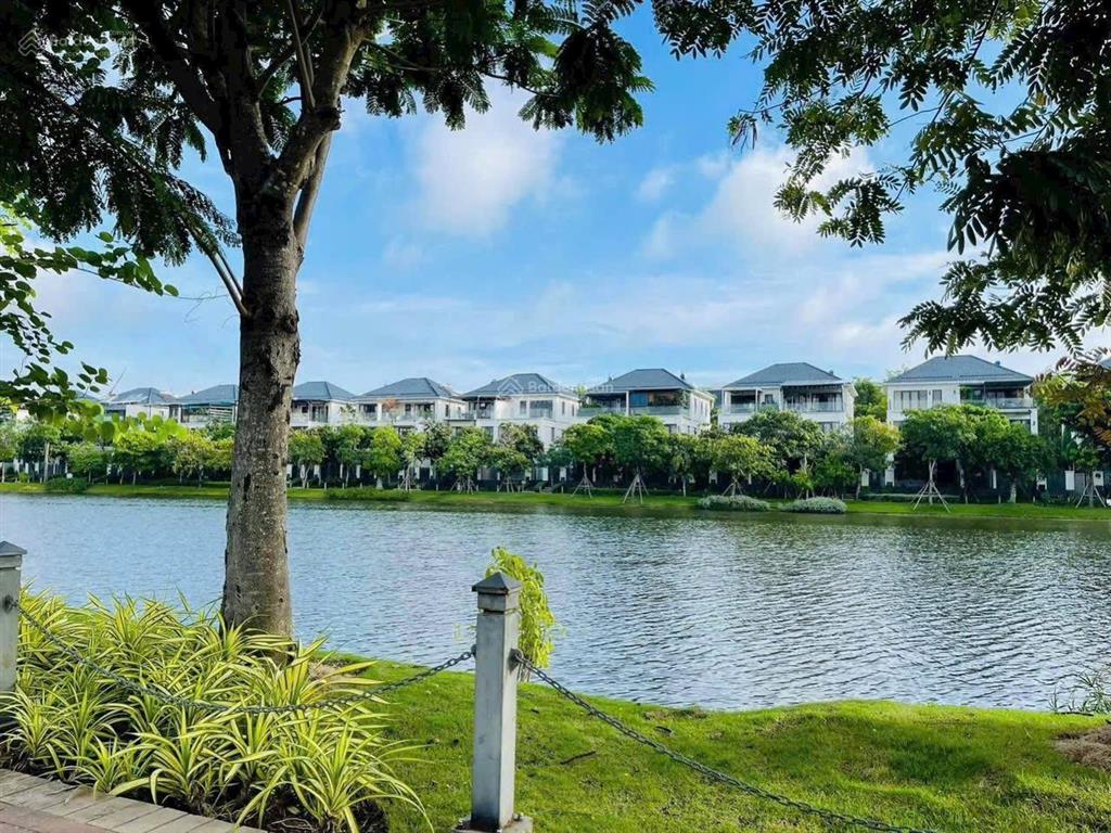 Góc 2 mt ngay trần não, dt 268m2, căn góc đẹp, sáng, vị trí kinh doanh, công ty