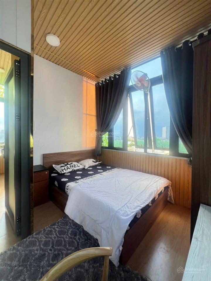 Chính chủ cho thuê phòng ở sân thương penhouse view lmark 81 2pn 2wc 10tr tm nt  0901 970 *** ngân.