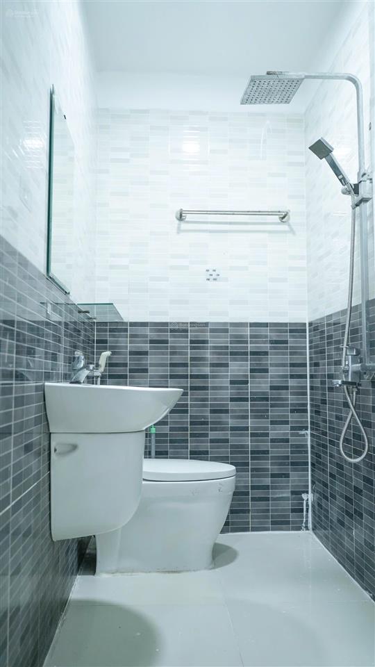 Chính chủ cho thuê chdv mt 70a thành thái có hầm ful nt 67,5tr ở ngay kdc an ninh  0901 970 ***.