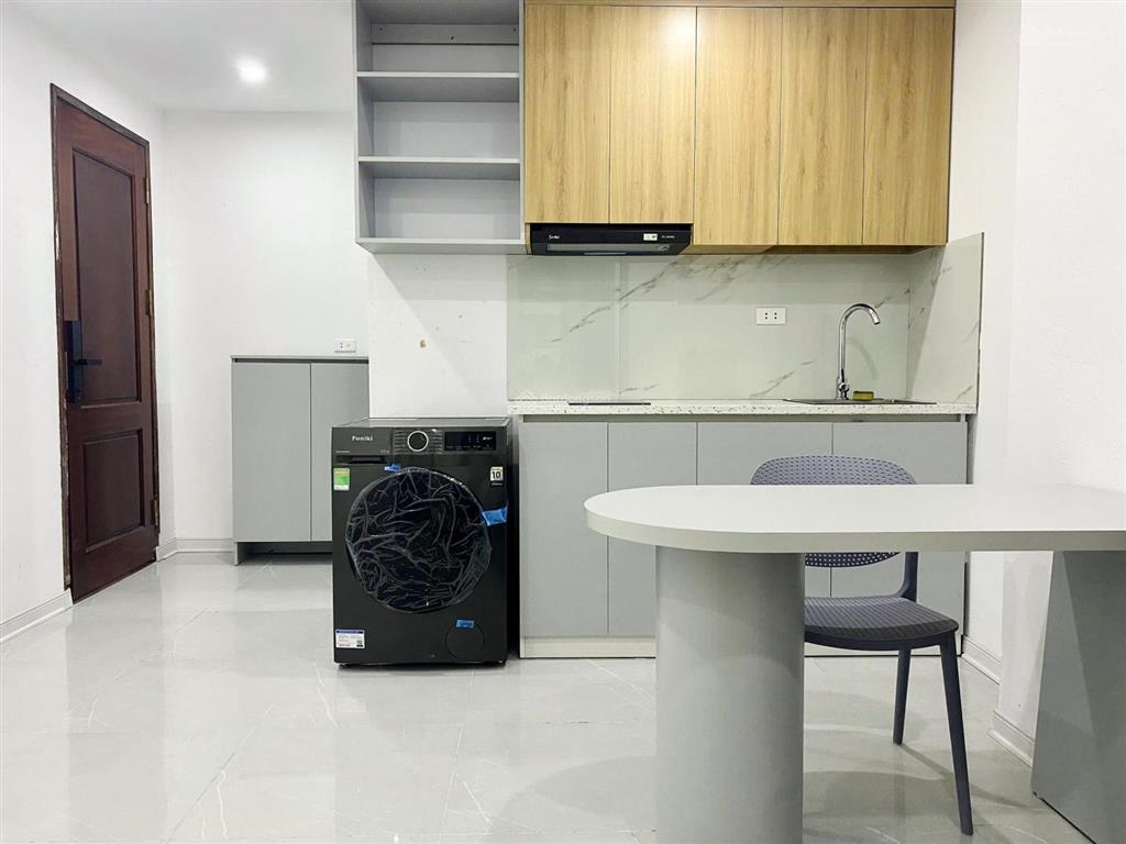 Chính chủ cho thuê ccmn 1n1k tại mặt phố nguyễn văn huyên oto qua lại thoải mái giá chỉ 6tr6/tháng