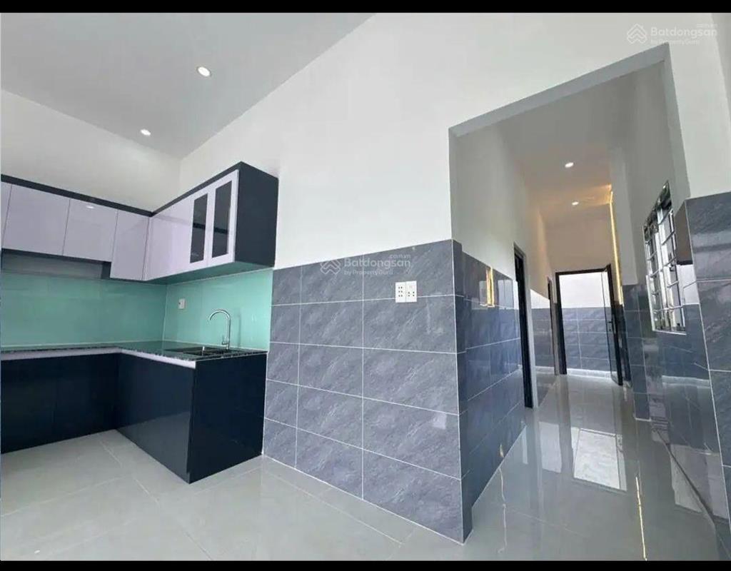 Bán nhà cấp 4 sổ hồng riêng, diện tích 100m2, ngay chợ bình chánh giá 715triệu