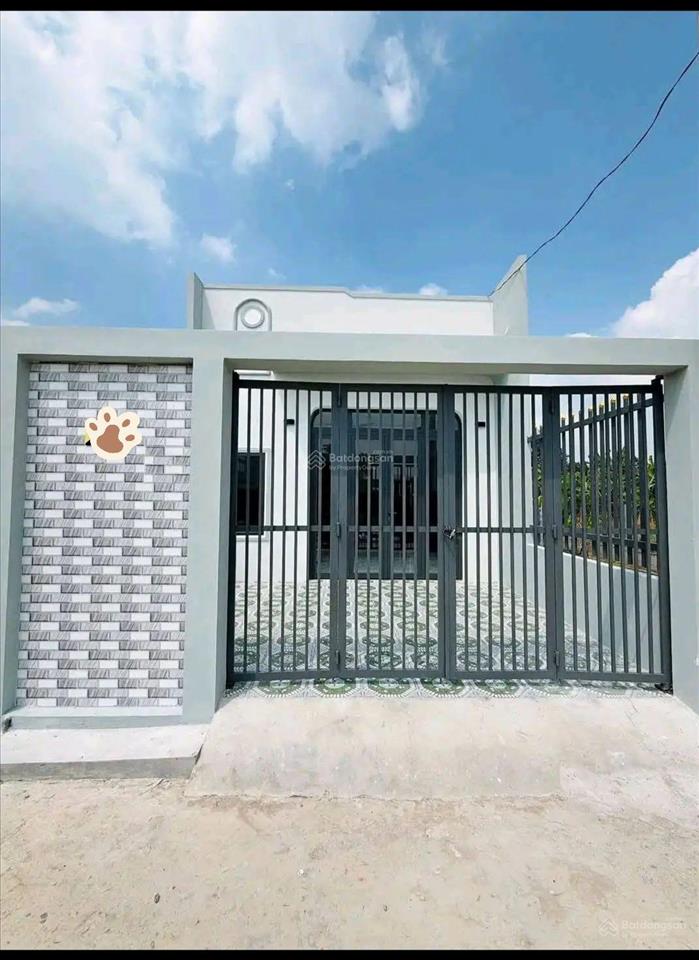 Bán nhà cấp 4 sổ hồng riêng, diện tích 100m2, ngay chợ bình chánh giá 715triệu