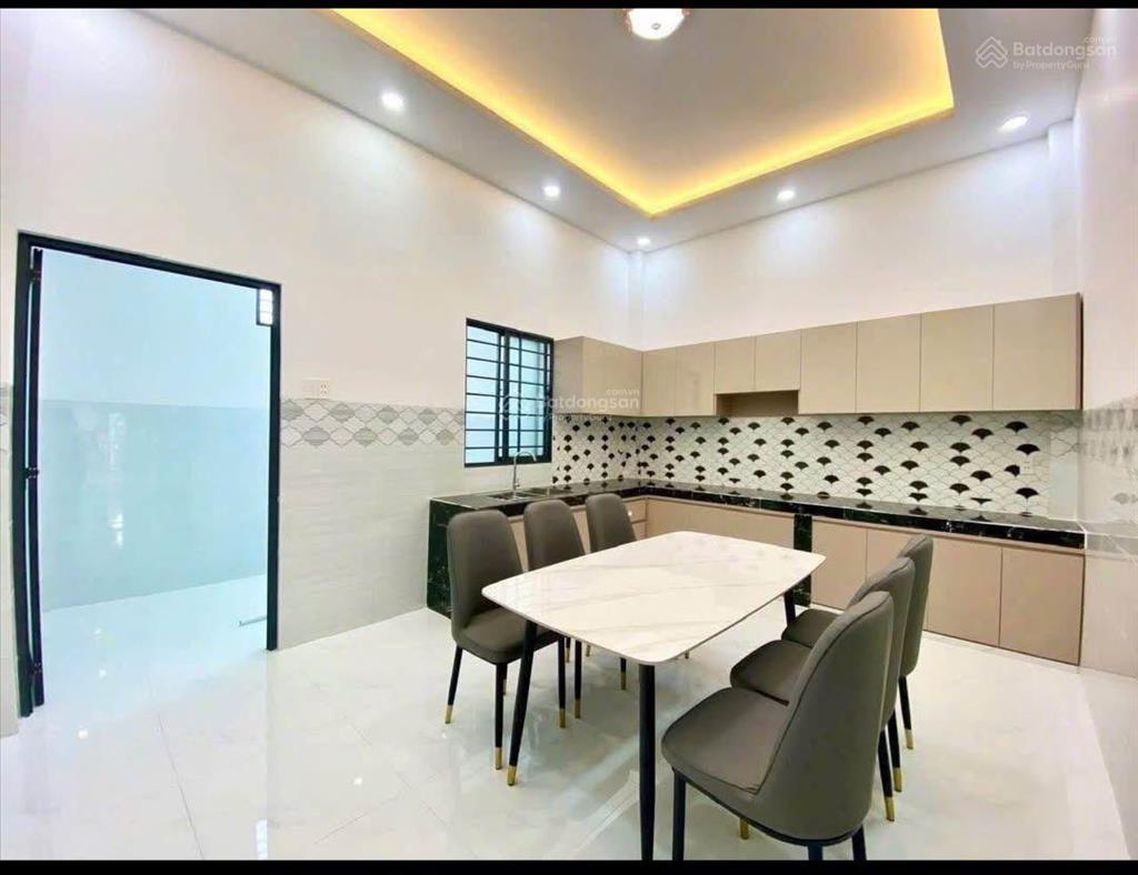 Bán nhà cấp 4 sổ hồng riêng, diện tích 100 m kế bên kcn lê minh xuân giá 670 triệu