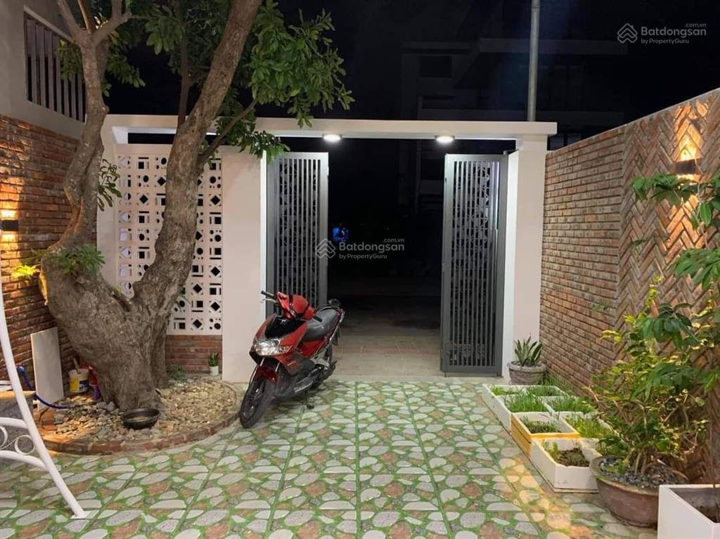 Giảm 300tr bán gấp nhà mặt tiền chợ đầu mối bình điền đang cho thuê 10tr/tháng