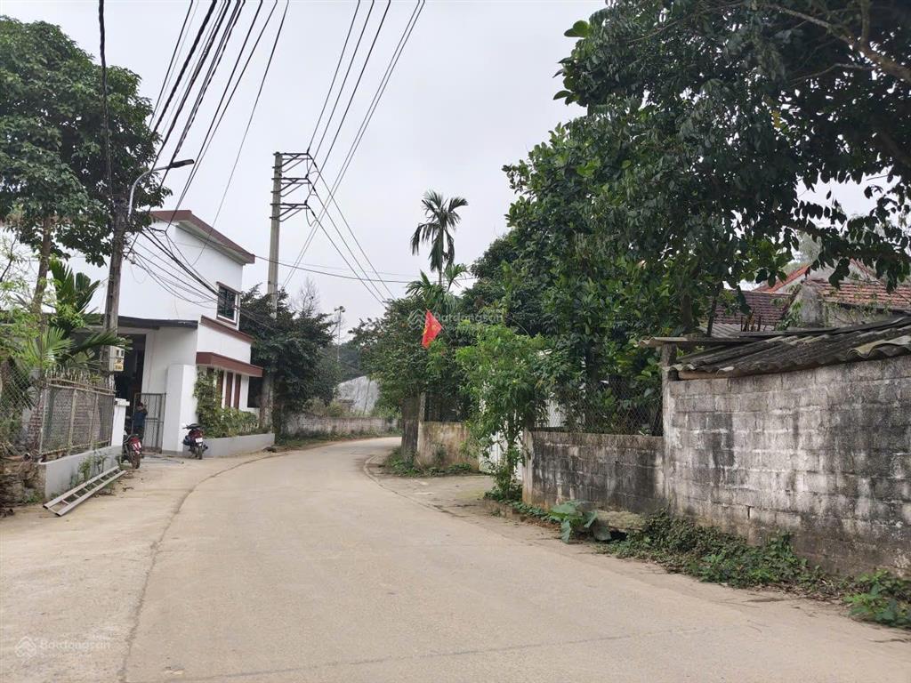 2,35 tỷ sở hữu lô góc 2 mặt tiền dt 300m2 có 150m thổ cư, cách tỉnh lộ chỉ 300m, đường 3 ô tô tránh