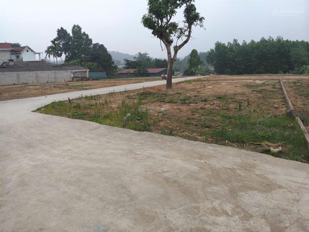 2,35 tỷ sở hữu lô góc 2 mặt tiền dt 300m2 có 150m thổ cư, cách tỉnh lộ chỉ 300m, đường 3 ô tô tránh