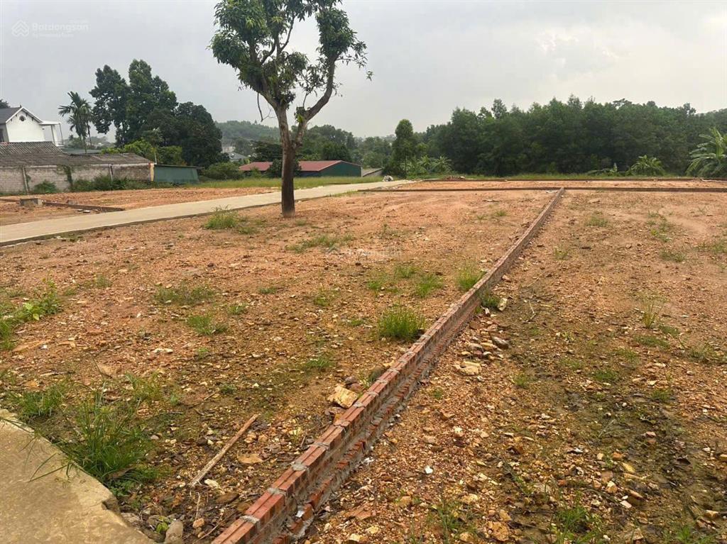 2,35 tỷ sở hữu lô góc 2 mặt tiền dt 300m2 có 150m thổ cư, cách tỉnh lộ chỉ 300m, đường 3 ô tô tránh