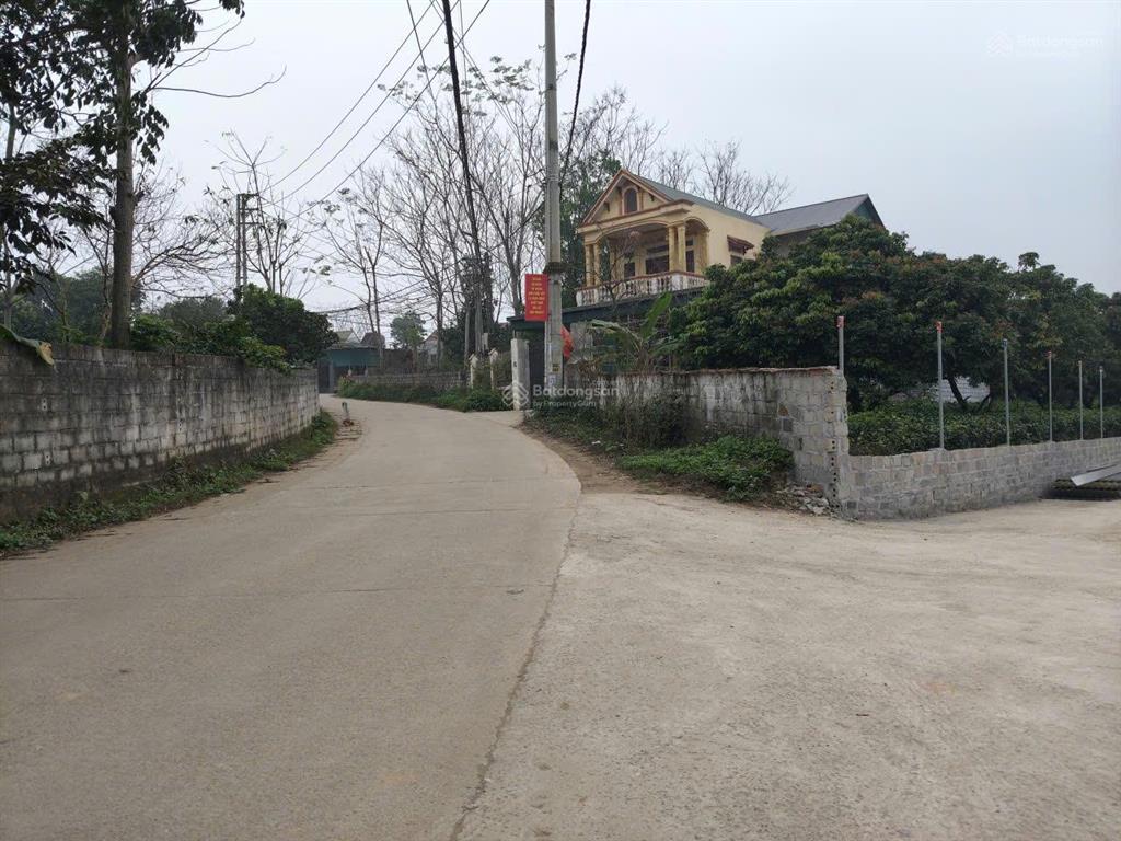 2,35 tỷ sở hữu lô góc 2 mặt tiền dt 300m2 có 150m thổ cư, cách tỉnh lộ chỉ 300m, đường 3 ô tô tránh