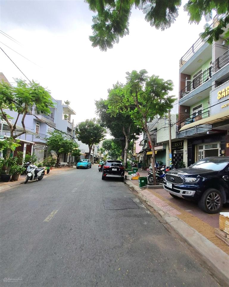 90m2  ngang 5m  mặt tiền đường vỉa hè 12m, nhỉnh 6 tỷ  phước bình, q9