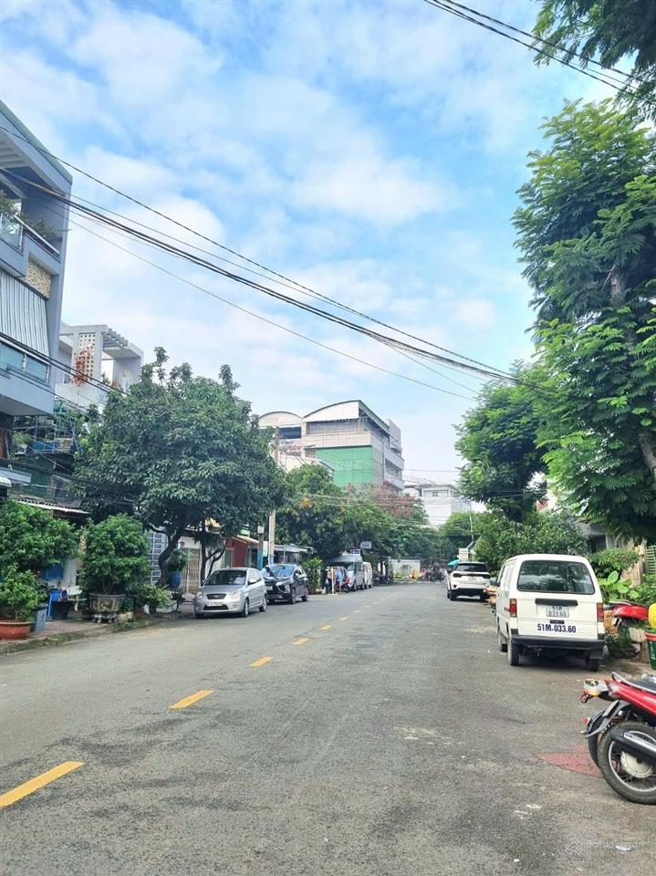 Mặt tiền đường 11 phước bình,sổ vuông vức, đường 16m có vỉa hè, quận 9