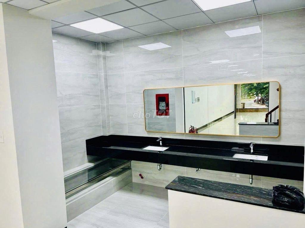 SIÊU PHẨM ỐP KÍNH-Cho thuê nhà Trần Nhật Duật,Quận 1.Thang máy, PCCC.