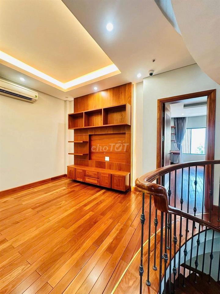 Cho thuê tòa nhà Hoa Đào, Phú Nhuận. 5T, Thang máy, PCCC, DTSD 600m²