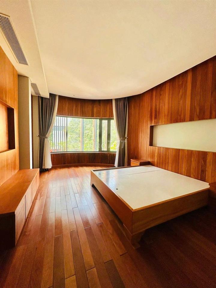 Cho thuê tòa nhà Hoa Đào, Phú Nhuận. 5T, Thang máy, PCCC, DTSD 600m²