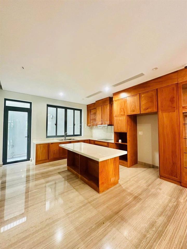 Cho thuê tòa nhà Hoa Đào, Phú Nhuận. 5T, Thang máy, PCCC, DTSD 600m²
