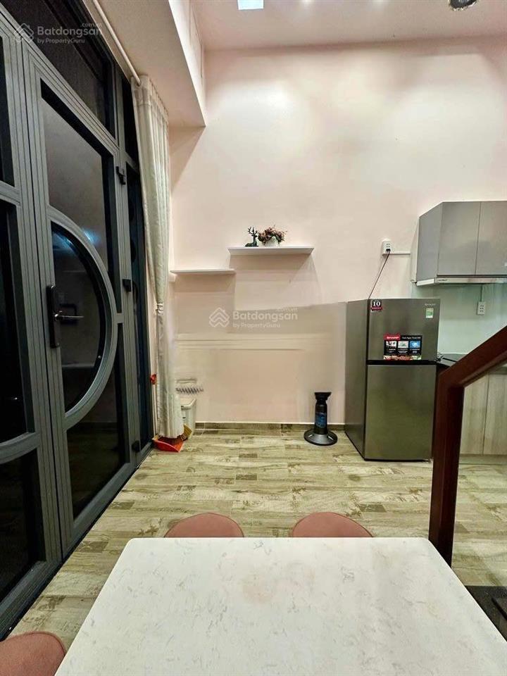 Cho thuê nhà ngay thạch thị thanh quận 1 dt 28m2 3 tầng có sân thượng 13tr/ tháng